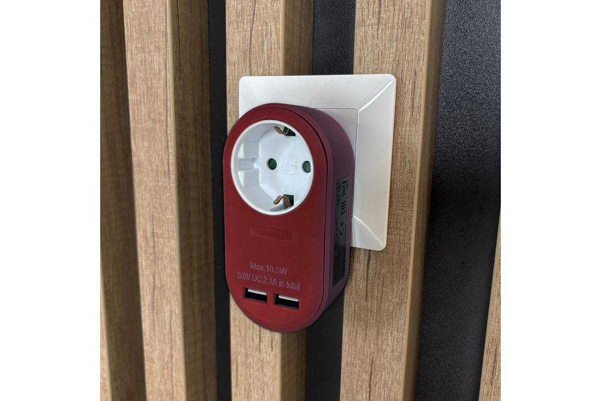 Entac Steckdosenadapter + 2x USB-A burgundy Multimedia-Technik Adapter