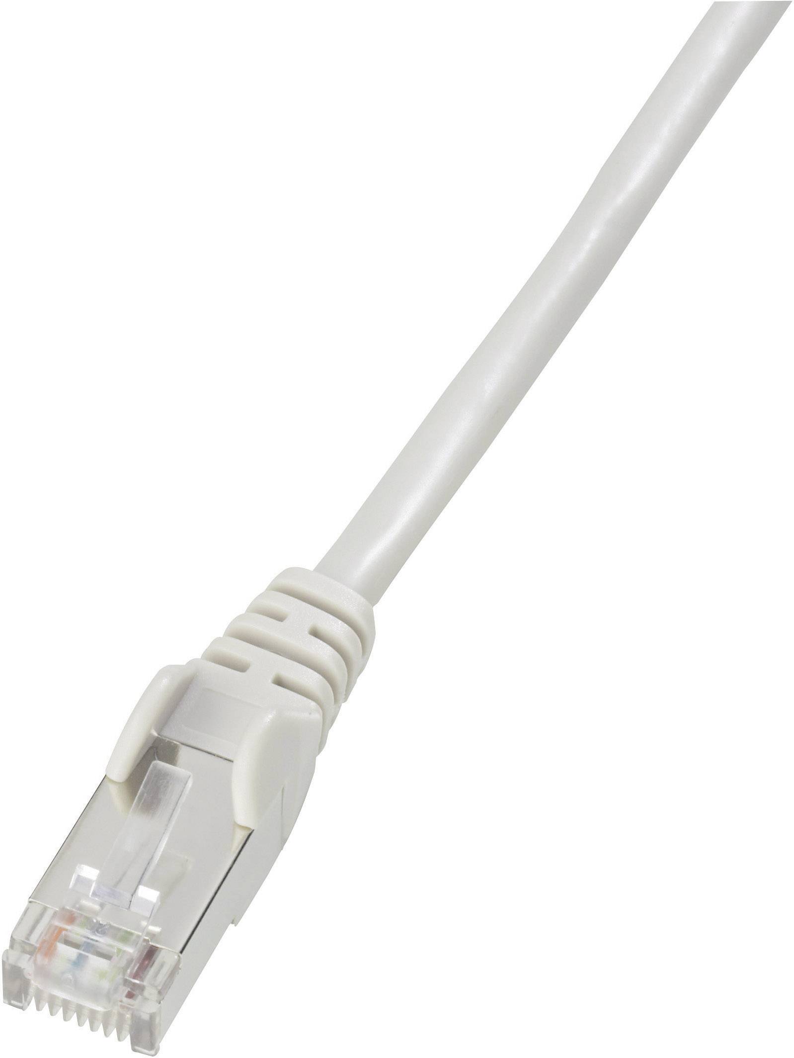 Ein weißes Ethernet-Kabel mit einem RJ-45-Stecker, wie es für Netzwerke und Internetverbindungen verwendet wird.