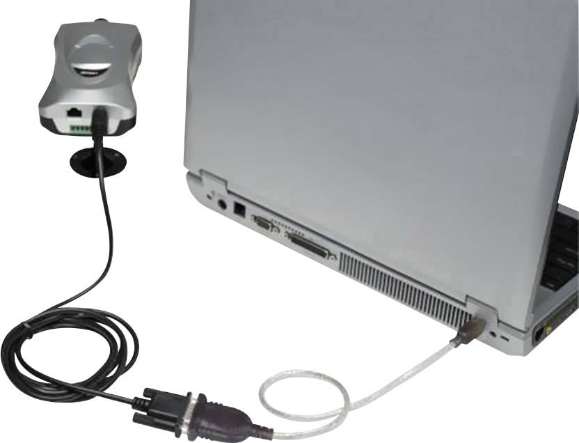 Ein silberner Laptop auf einem Tisch ist mit einem externen Gerät über ein langes Kabel verbunden, das aus dem Laptop herausgeführt wird.