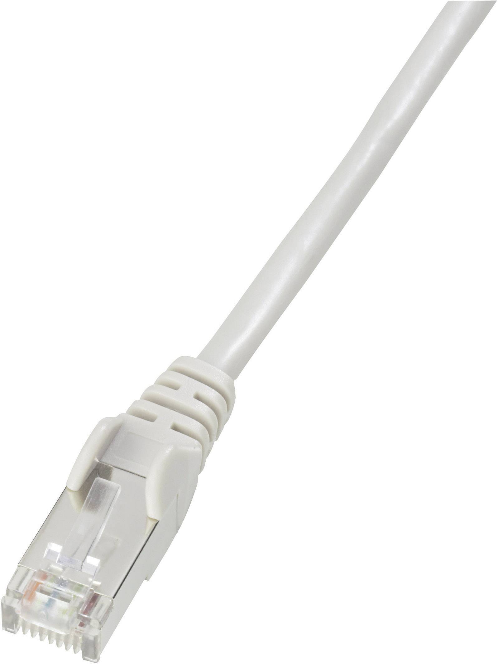 Ein weißes Ethernet-Kabel mit einem transparenten RJ-45-Stecker am Ende, verwendet für Internet- oder Netzwerkverbindungen.