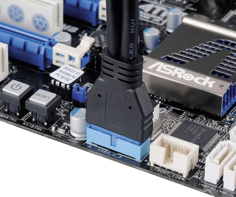 Nahaufnahme einer Computer-Motherboard, die ein HDMI-Kabel angeschlossen zeigt. Sichtbar sind verschiedene Anschlüsse und Schalter.