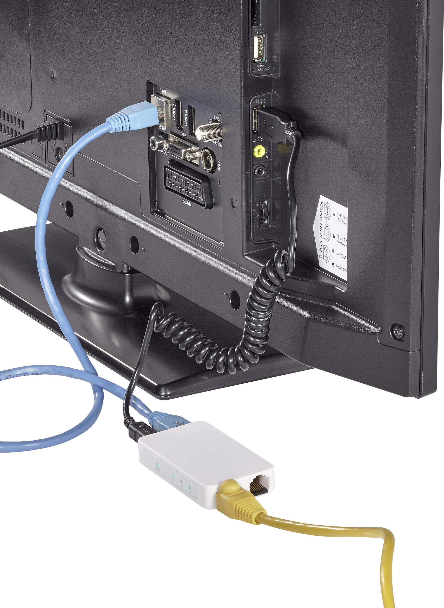 Ein Fernseher mit Kabelanschlüssen und einem Netzwerkadapter, der zwei Kabel verbindet; ein blaues und ein gelbes Kabel.