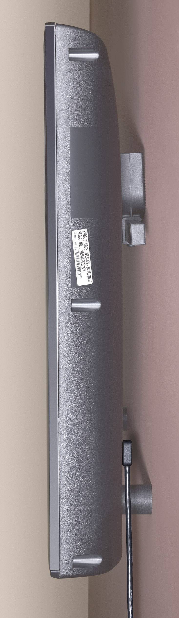 Seitenansicht eines an der Wand montierten Flachbildmonitors mit sichtbarem Kabel, geeignet für platzsparendes Home-Office-Setup.