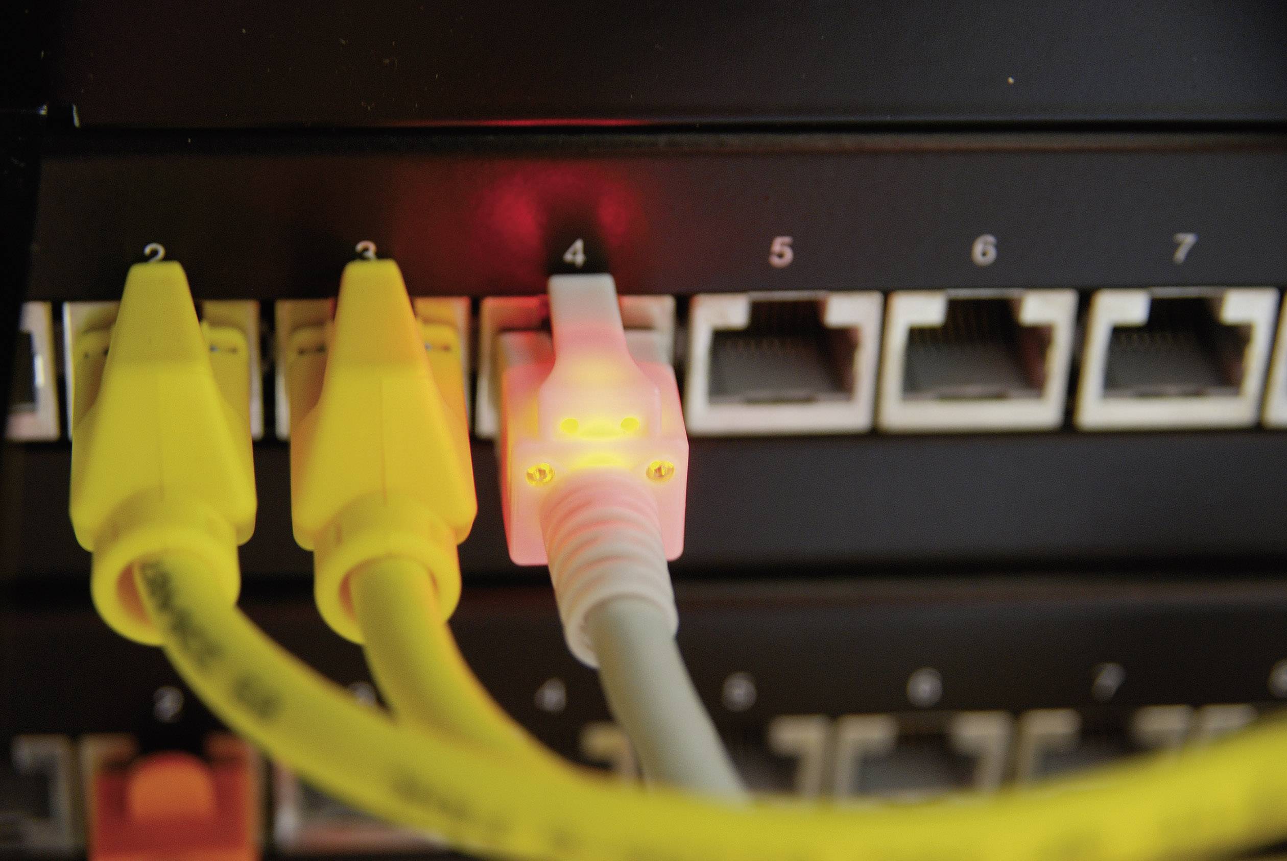 EFB Elektronik DCK1001WS.2 RJ45 Netzwerkkabel, Patchkabel CAT 6a S/FTP 2.00 m Weiß mit LED, Flammwidrig, mit Rastnasenschutz 1 St.