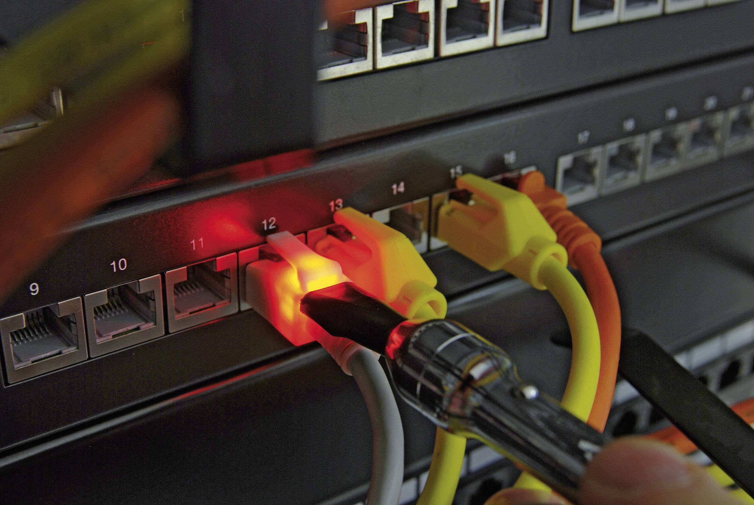 EFB Elektronik DCK1001WS.2 RJ45 Netzwerkkabel, Patchkabel CAT 6a S/FTP 2.00 m Weiß mit LED, Flammwidrig, mit Rastnasenschutz 1 St.