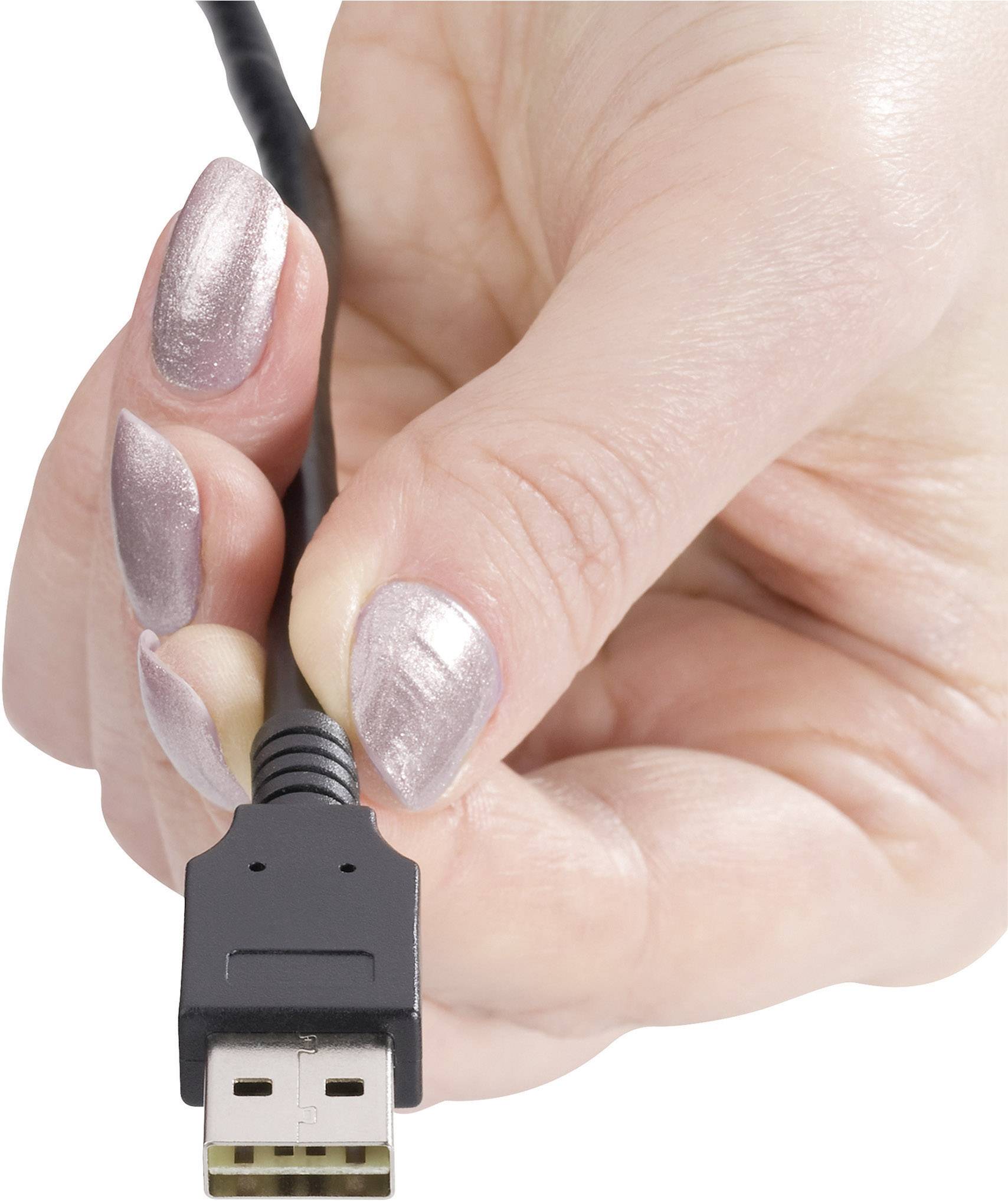 Eine Hand hält ein USB-Kabel.