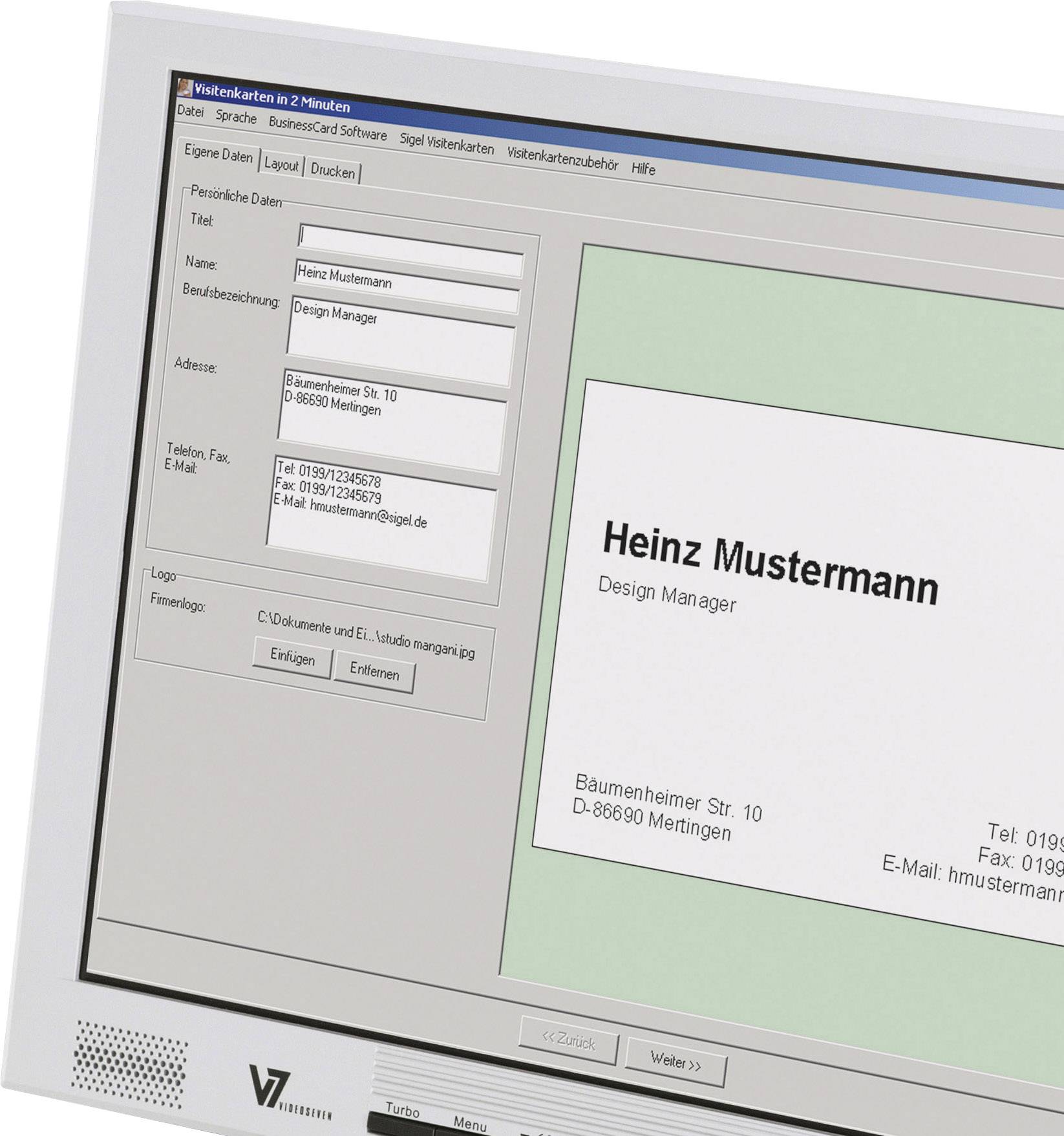 Computerbildschirm zeigt Visitenkarten-Design-Software mit Details: Name Heinz Mustermann, Design Manager, Adresse, Telefon und E-Mail.