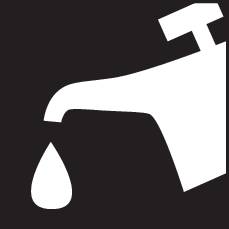 Wasserhahn mit einem Tropfen Wasser. Symbolisiert Wassersparen oder Wassernutzung.