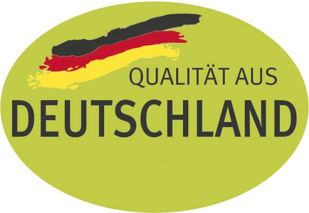 Ovales Logo mit schwarz-rot-goldenem Pinselstrich und Text 'Qualität aus Deutschland' vor grünem Hintergrund.