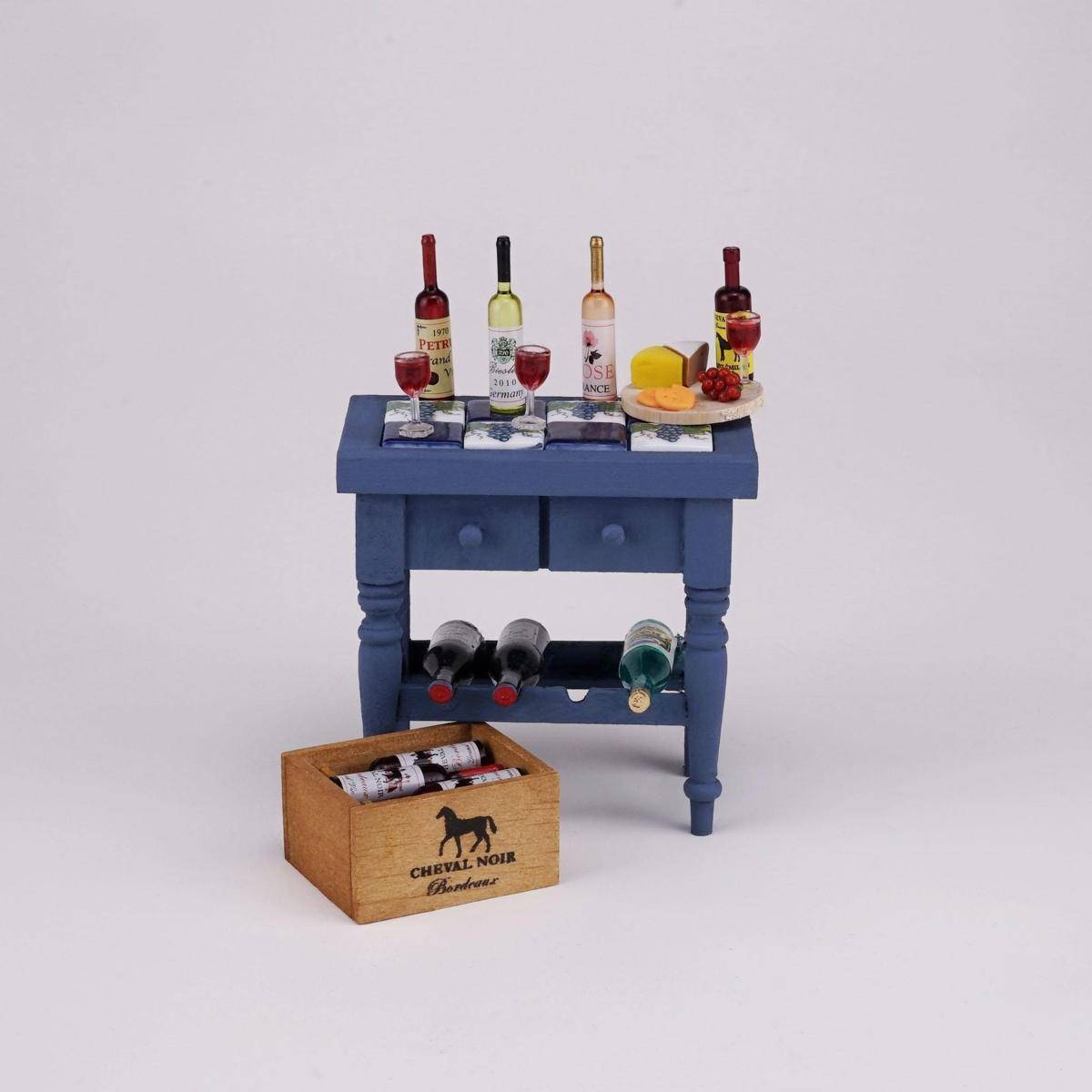 001.564/0 - Miniatur, Weintisch blau mit Fliesen, dekoriert