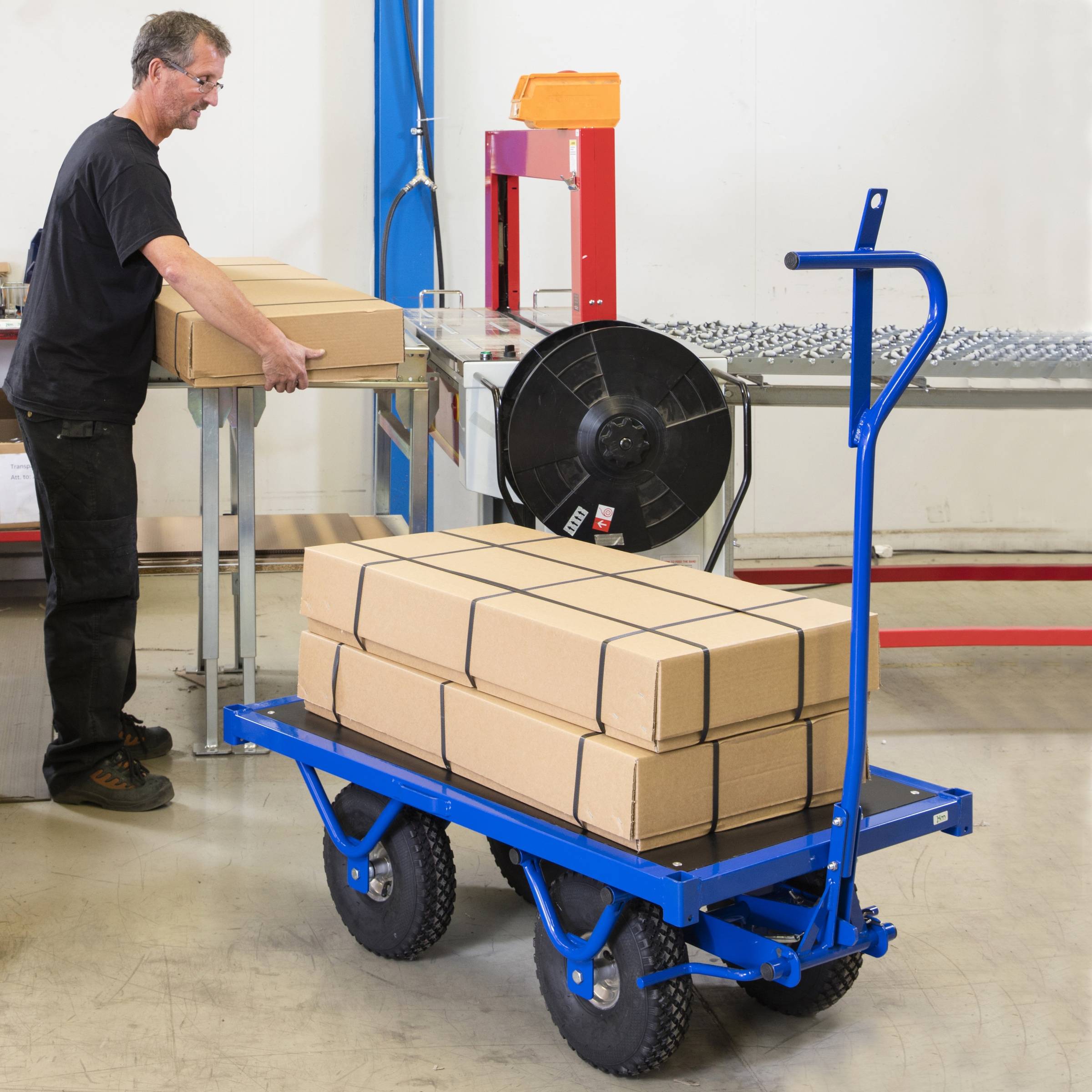 Kongamek Schwerlastwagen 950x545x396mm mit Feststellbremse und Ziehgriff Ø300mm Luftbereifung 1000kg Tragkraft