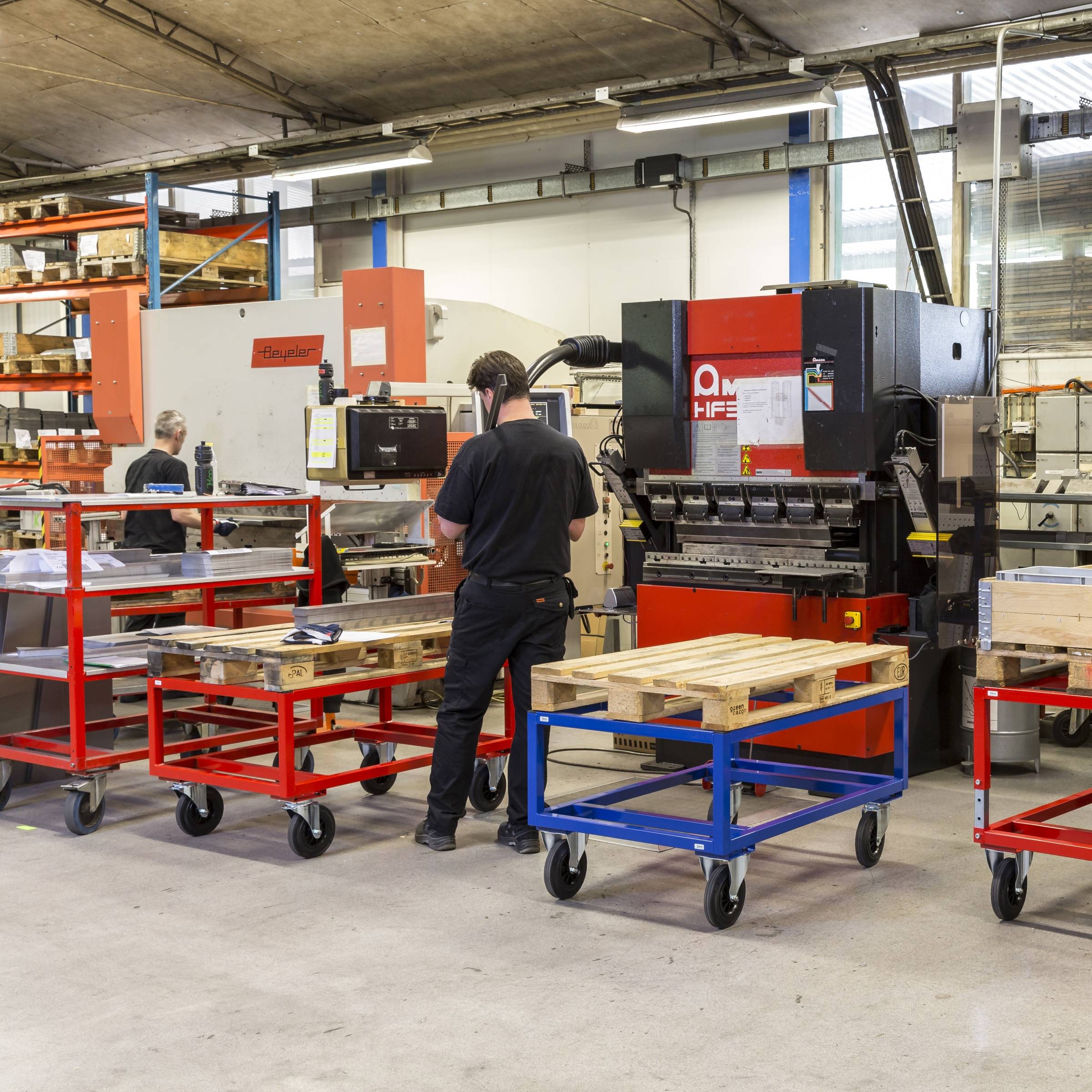 Kongamek Palettenwagen in rot 650mm hoch mit Bremse für Paletten 1200x1000mm