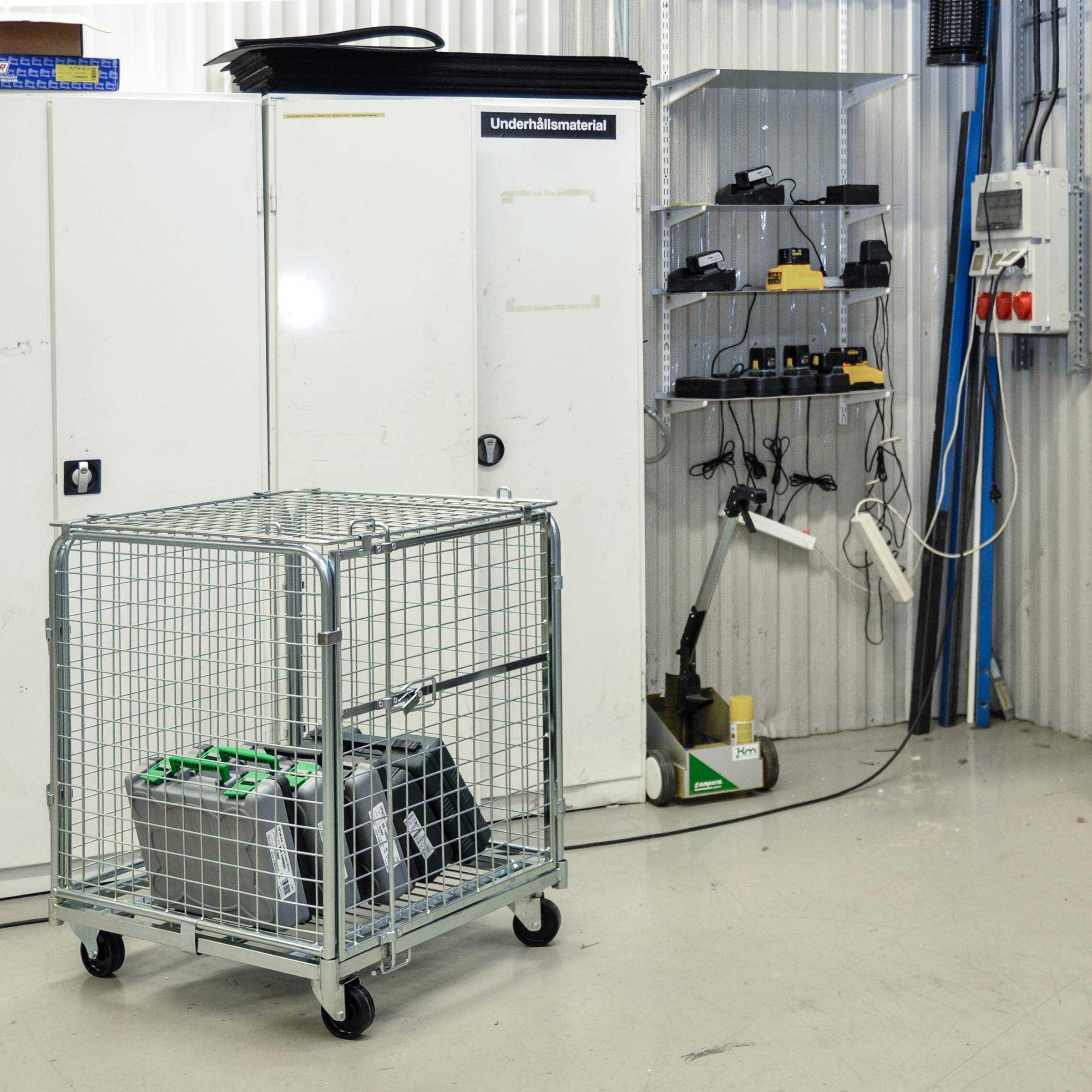 Kongamek Sicherheitscontainer 720x830x1000mm verzinkt mit Gitterboden, 4 Gitterwänden, Tür und Bremse