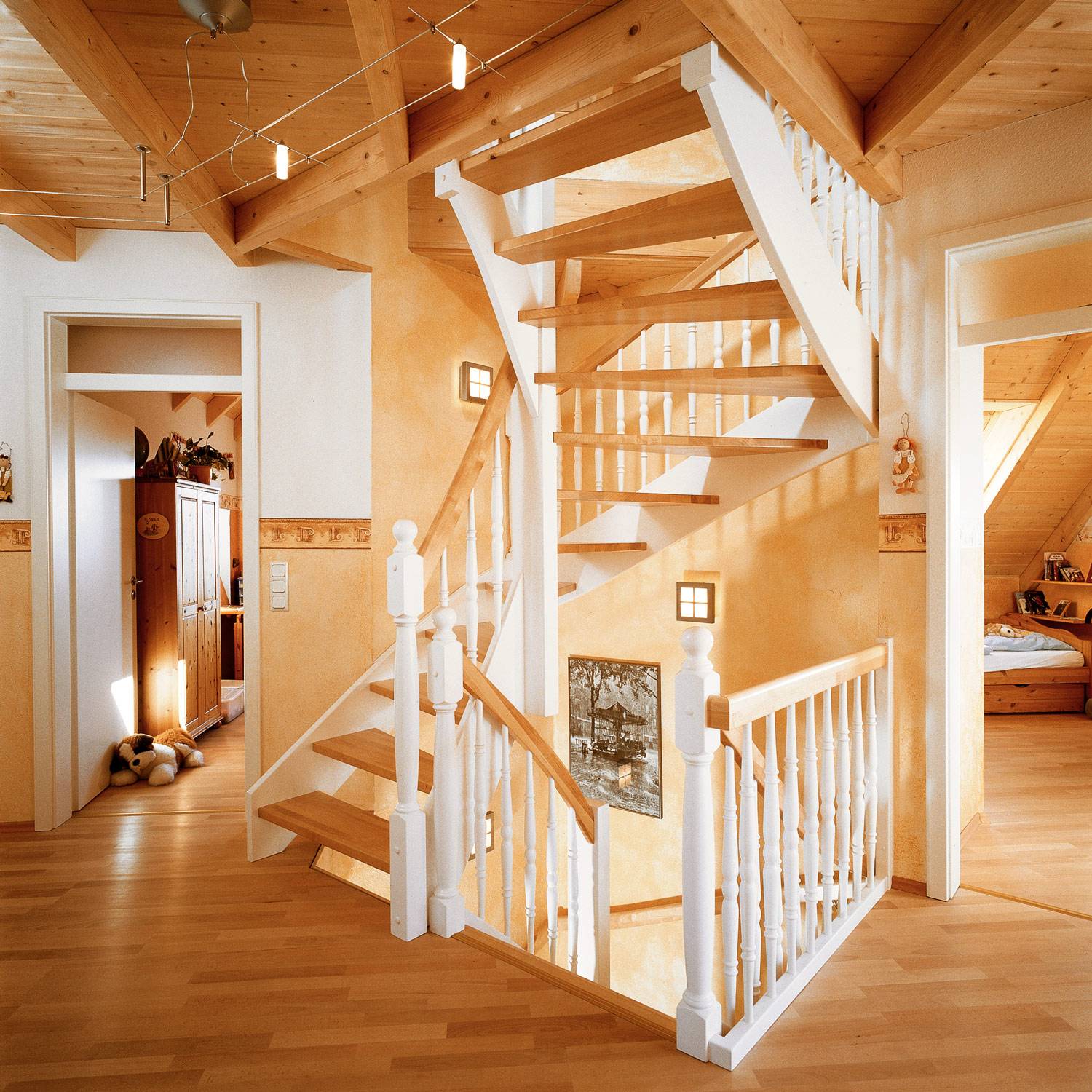 Dolle Geschosstreppe Estoril 1/4-gewendelt 234-260cm GH Buche versiegelt Geländer Holz gedrechselt mit Kugel