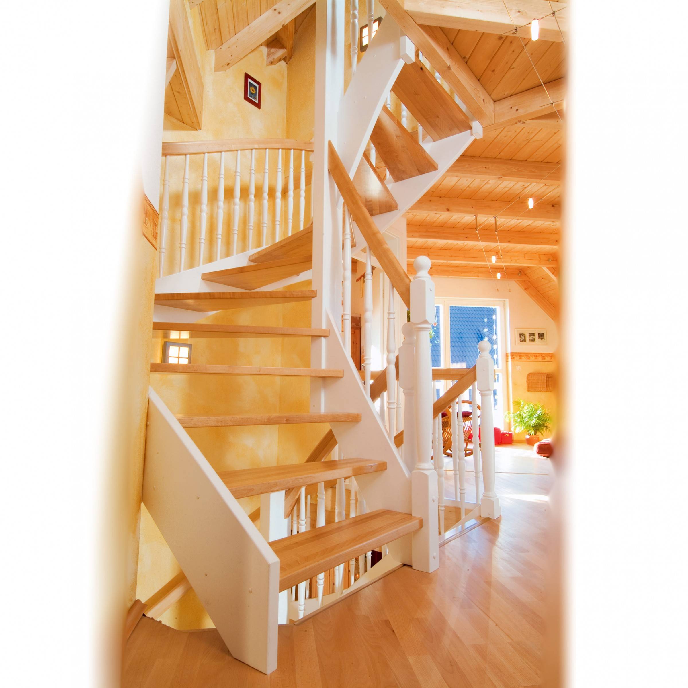 Dolle Geschosstreppe Estoril Geradelaufend 270-300cm GH Ahorn weiß Geländer Holz gedrechselt