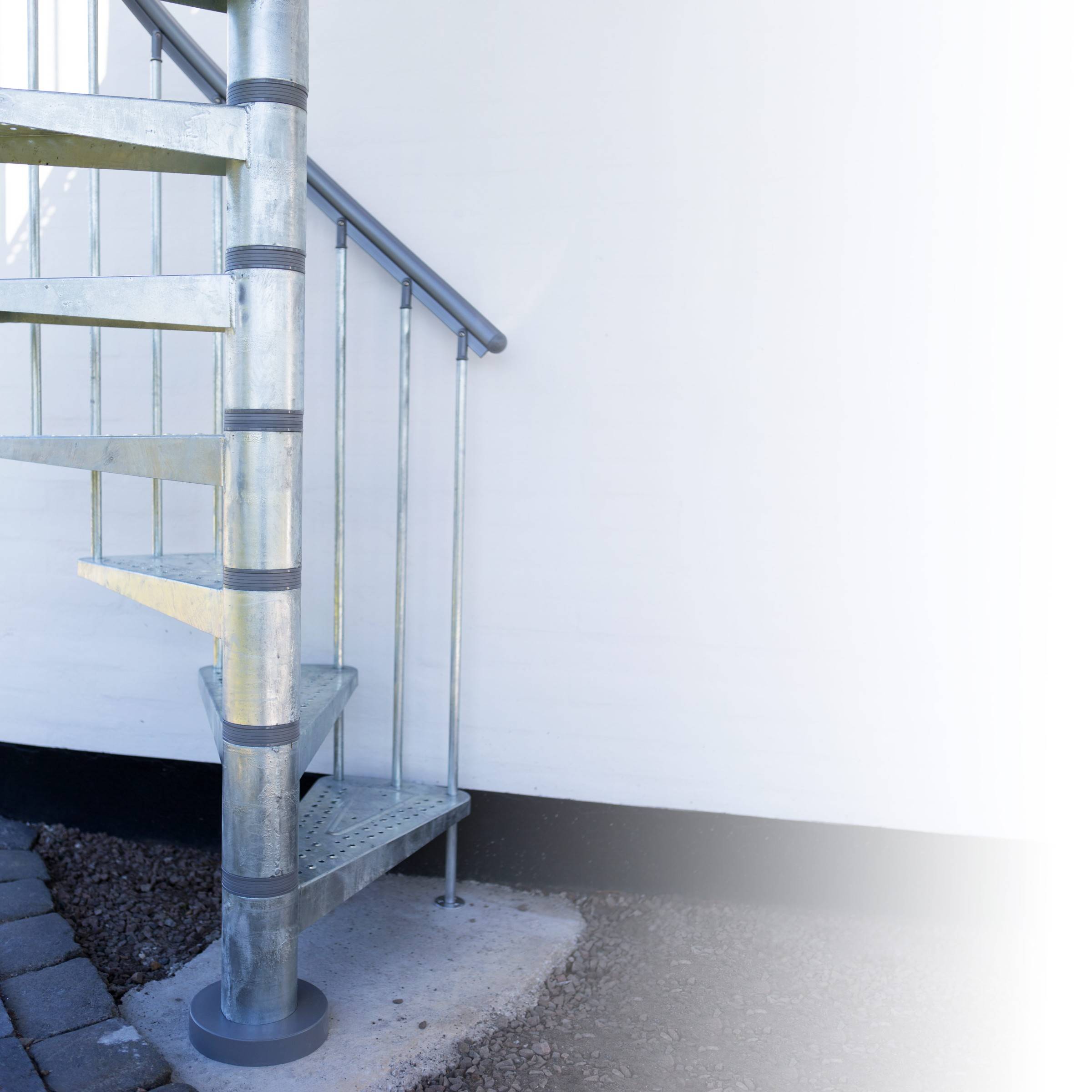 Dolle Aussentreppe Gardenspin 328-376cm Geschosshöhe 15 Stufen Metall gelocht Aussen-Ø155cm