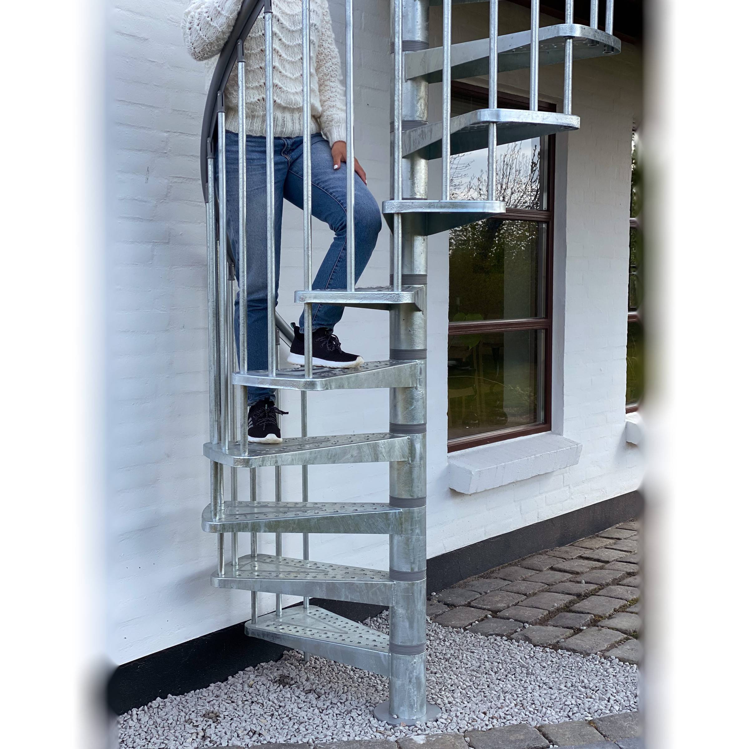Dolle Aussentreppe Gardenspin 266,5-305,5cm Geschosshöhe 12 Stufen Metall gelocht Aussen-Ø125cm