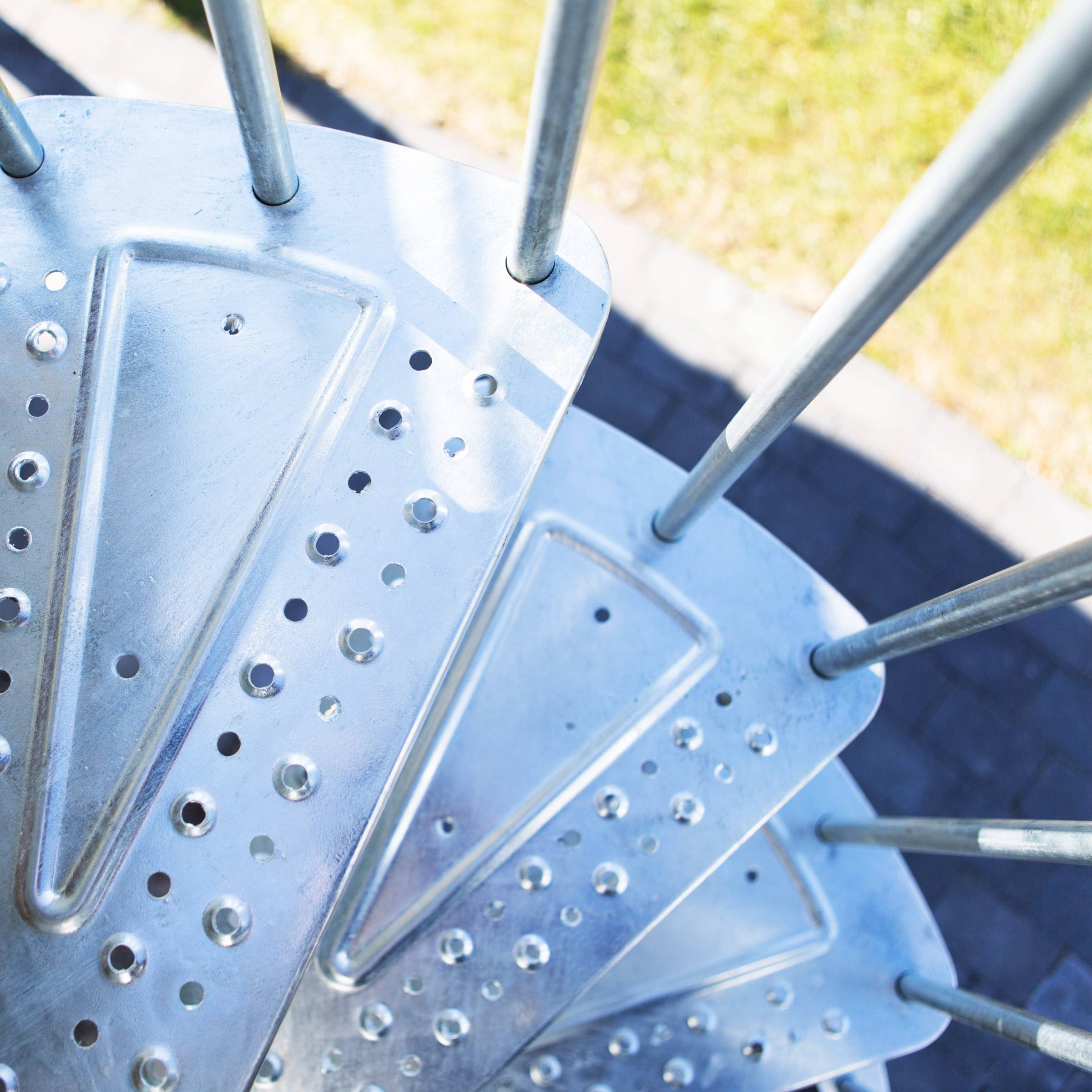 Dolle Aussentreppe Gardenspin 348,5-399,5cm Geschosshöhe 16 Stufen Metall gelocht Aussen-Ø155cm