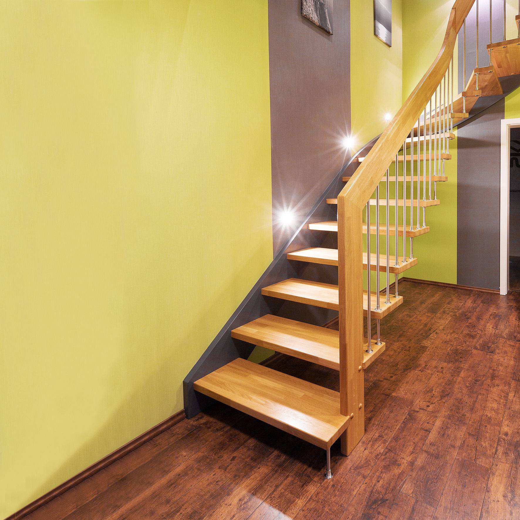 Dolle Geschosstreppe Bilbao 1/4-gewendelt 234-260cm GH Holz rund 30mm Buche weiß