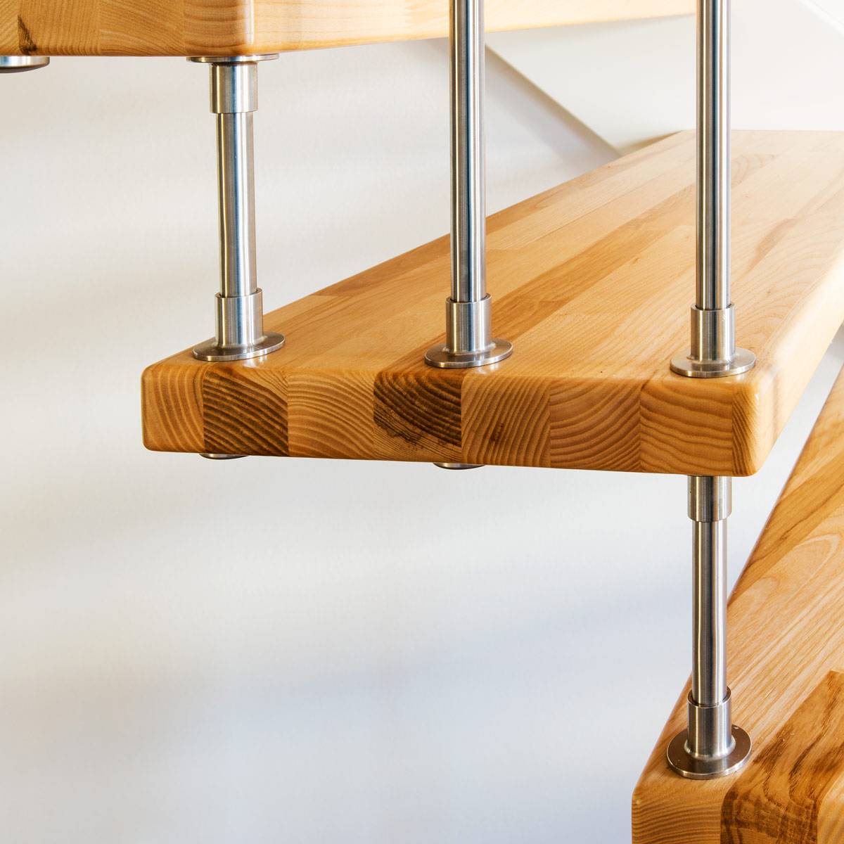 Dolle Geschosstreppe Bilbao Geradelaufend 252-280cm GH Holz rund 30mm Eiche weiß