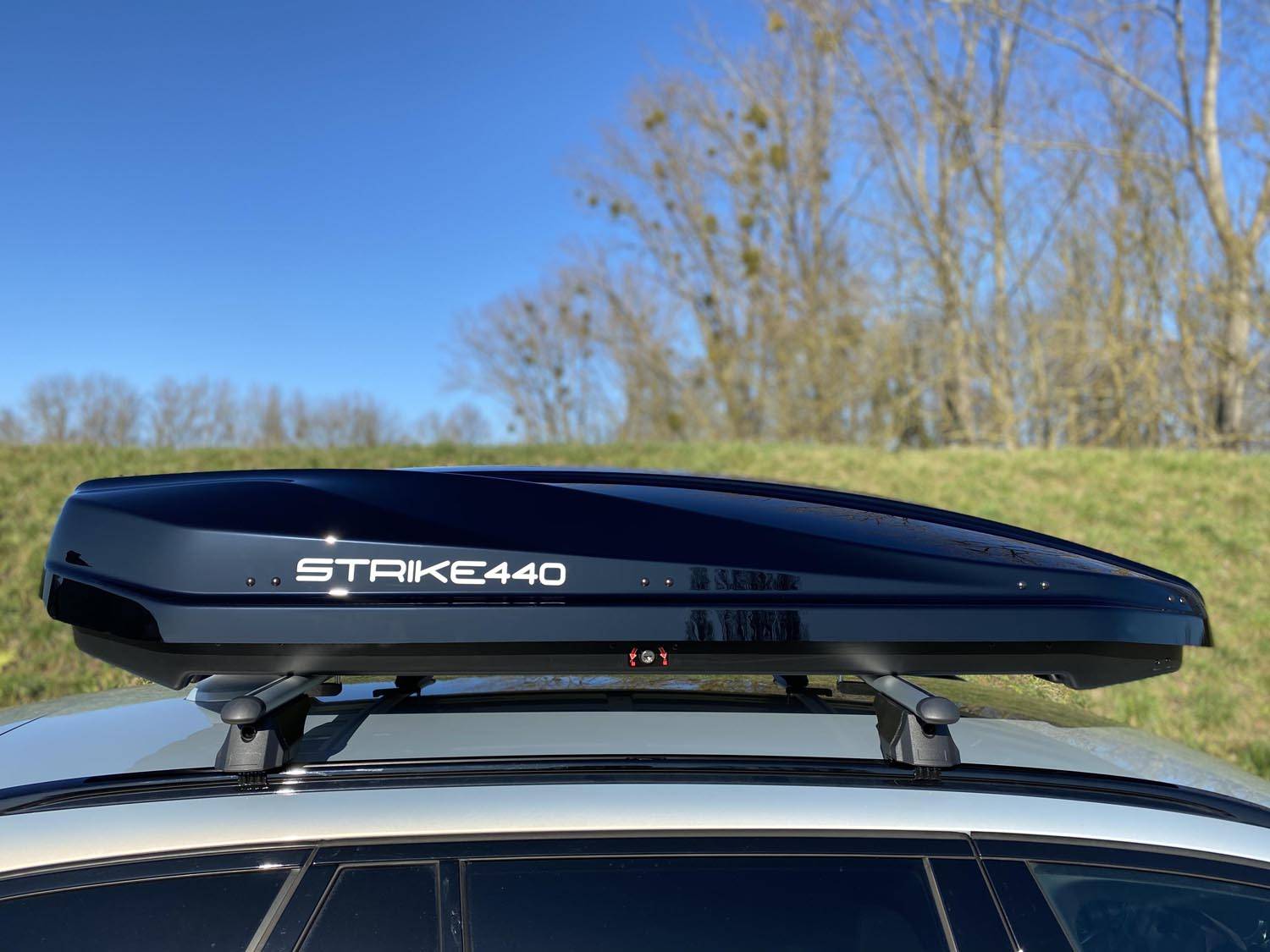 DACHBOX STRIKE 440 Liter schwarz hochglanz + Relingträger Tiger Alu XL kompatibel mit für Volvo XC90 ab 14
