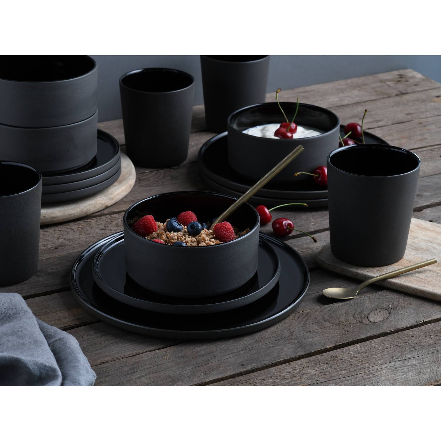 CreaTable 21539 Kombiservice Futuro für 4 Personen, Steinzeug, schwarz (1 Set, 16-teilig)