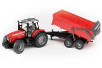 Roter Spielzeugttraktor, der einen roten Kipperanhänger auf weißem Hintergrund zieht.