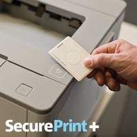 Hand hält eine Karte in der Nähe eines Kartenlesegeräts eines Druckers für die sichere Druckauthentifizierung von SecurePrint+.