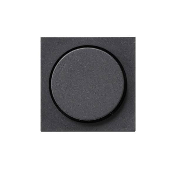 Schwarzer quadratischer Wandschalter oder Dimmer mit großem kreisförmigem Knopf, der auf weißem Hintergrund zentriert ist.
