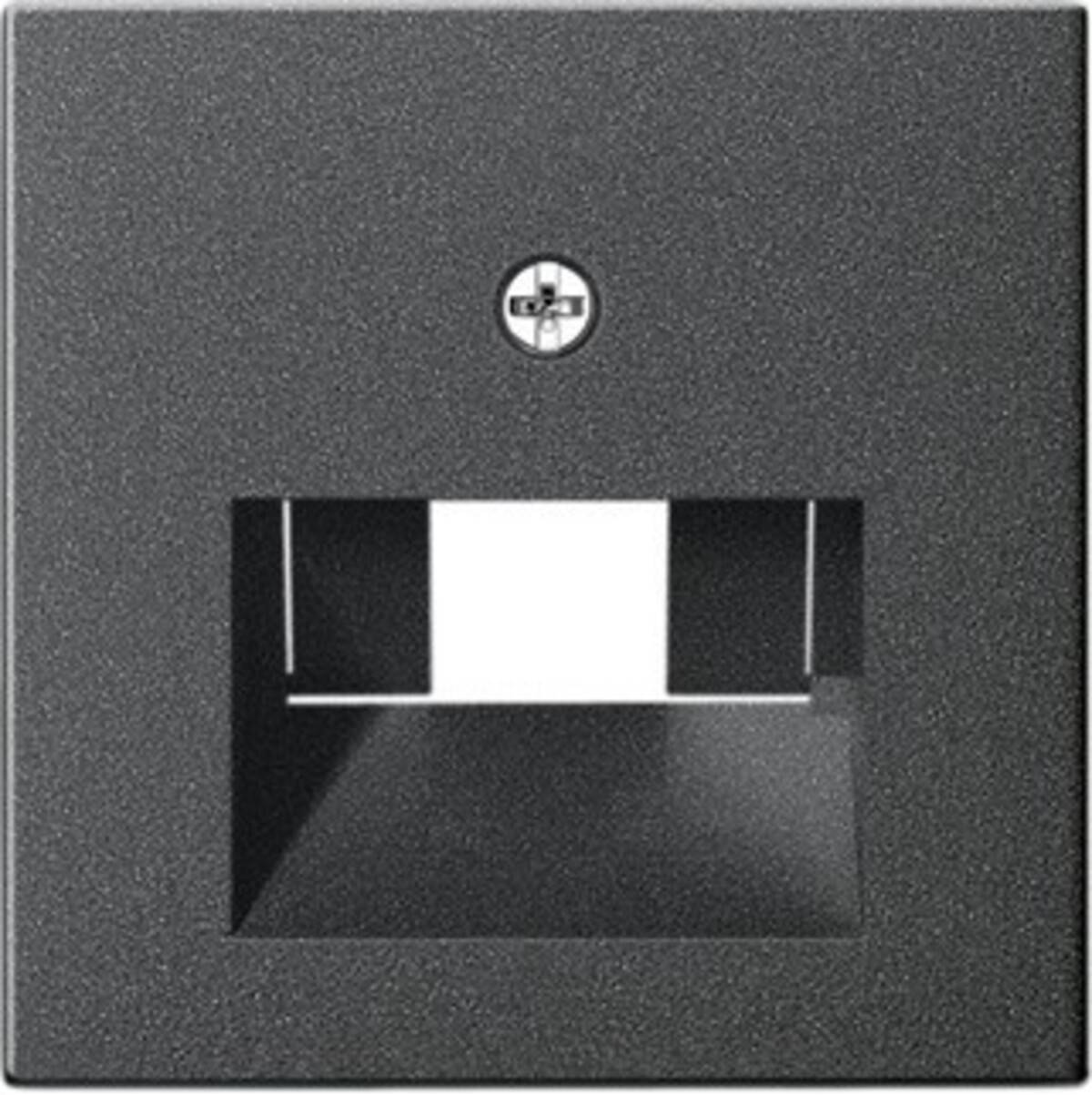 Schwarze Wandplatte mit einer versenkten rechteckigen Öffnung, wahrscheinlich für ein Kabel oder eine Steckdose, zentriert unter einer kleinen Schraube.