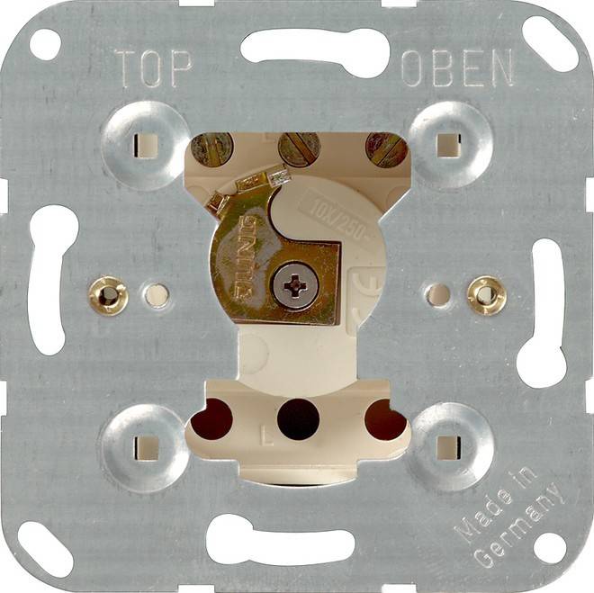 Metallische elektrische Montageplatte mit zentralem Schaltmechanismus, beschriftet mit 