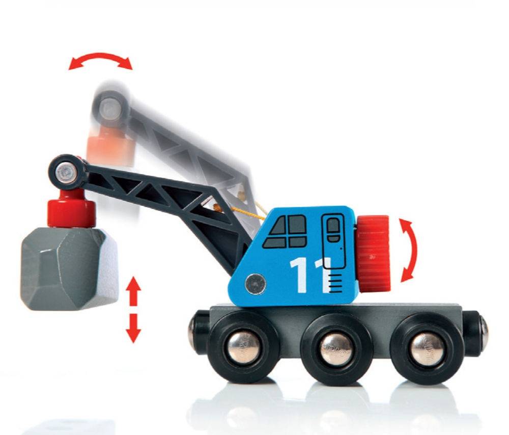 Spielzeug-Kranwagen hebt einen grauen Block mit einem Haken, dargestellt mit roten Pfeilen, die die aufwärts bewegende und rotierende Schaufel und Last zeigen.