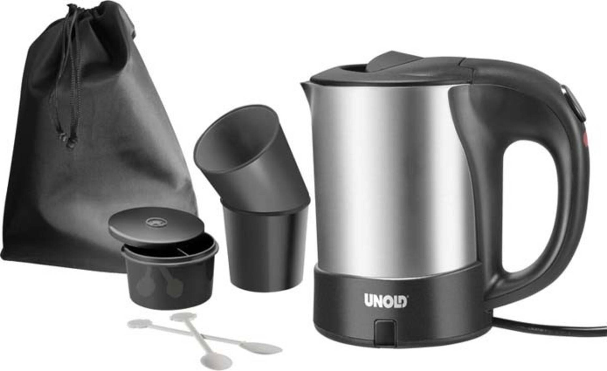 Elektrischer Wasserkocher mit Reisezubehör: schwarze Tragetasche, Tasse und Löffel auf weißem Hintergrund angezeigt.