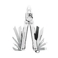 Multifunktions-Taschenmesser mit Zange, Klinge, Säge und Schraubendreherbits, aufgeklappt auf weißem Hintergrund.