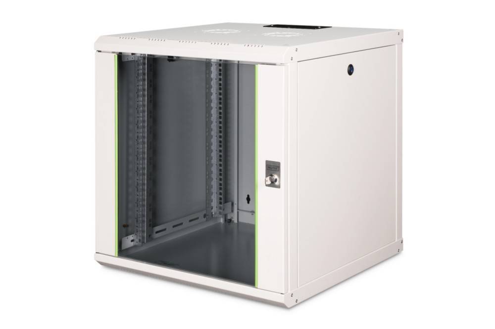 Weißer Server-Rack-Schrank mit offener Vorderseite, zeigt innere Montageschienen und eine verriegelbare Tür, isoliert auf weißem Hintergrund.