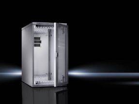 Ein weißer Metallserver-Schrank oder Netzwerk-Rack mit offener Fronttür, dargestellt vor einem schwarzen Hintergrund mit reflektierendem Boden.