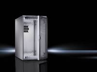 Offener grauer Metallschrank für elektrische Installationen oder Server-Rack-Gehäuse mit leicht geöffneter Fronttür auf dunklem Hintergrund.