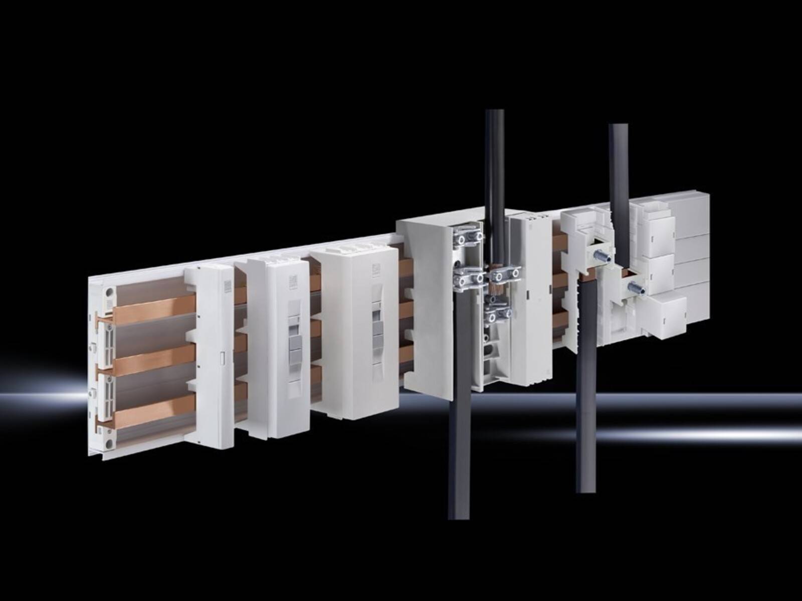 3D-Schnittdarstellung eines Elektrobusbahn-Abschnitts mit Kupferleitern und modularen Verbindungsstellen, montiert auf vertikalen Trägern vor schwarzem Hintergrund.
