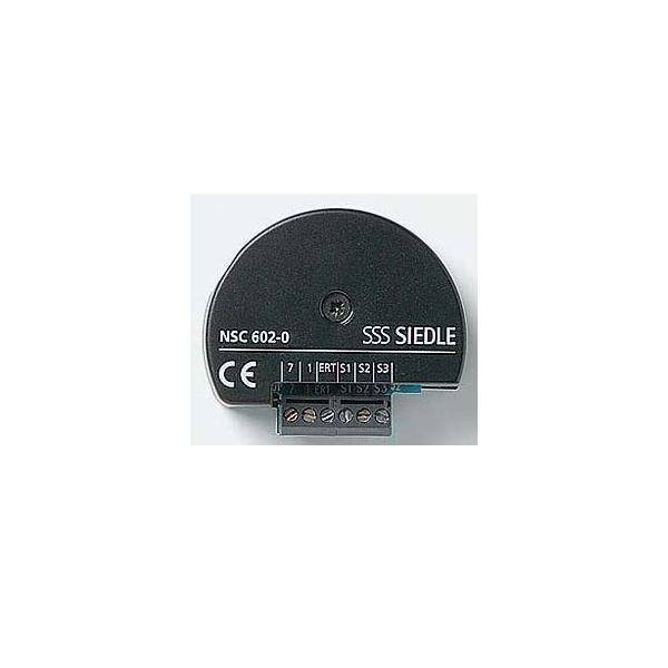 Schwarzes elektronisches SSS Siedle NSC 602-0 Modul mit beschrifteten Anschlüssen und CE-Kennzeichnung auf weißem Hintergrund
