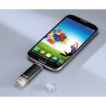 Smartphone mit einem USB-Stick, der in seinen Ladeanschluss eingestöpselt ist, was auf mobilen Speicher oder Datenübertragung hindeutet.