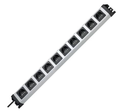 Silberne Steckerleiste mit neun schwarzen Elektrosteckdosen und einem Stecker, diagonal auf weißem Hintergrund dargestellt.