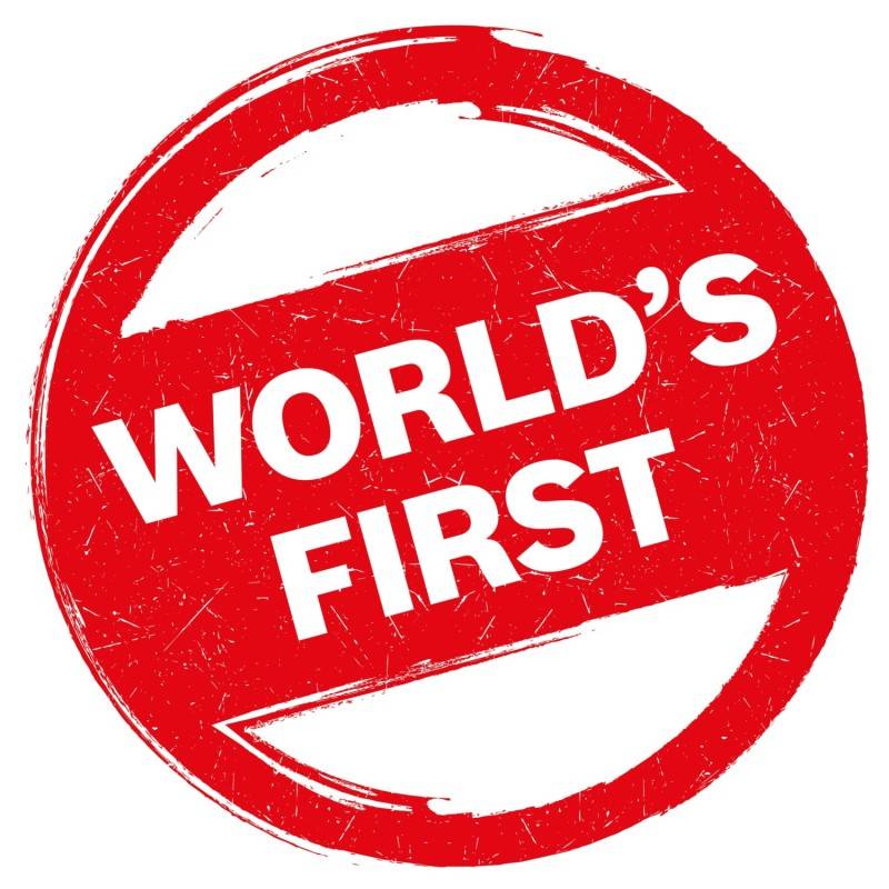 Roter kreisförmiger Stempel mit abgenutztem weißem Text „WORLD'S FIRST