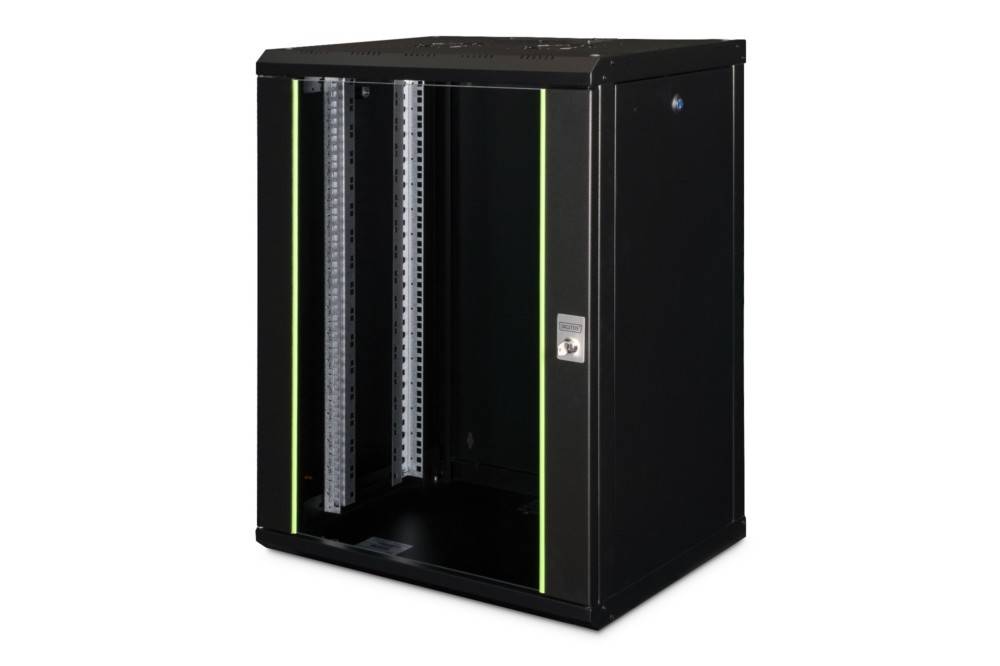 Schwarzes Server-Rack-Gehäuse mit offener Fronttür, inneren Montageschienen und vertikalen grünen Akzentstreifen auf weißem Hintergrund.