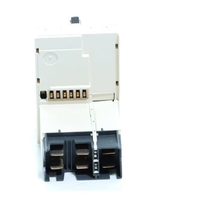 Weißes Elektroverbindergehäuse mit freigelegten Goldkontakten und schwarzem Klemmenblock, shown on a plain white background.