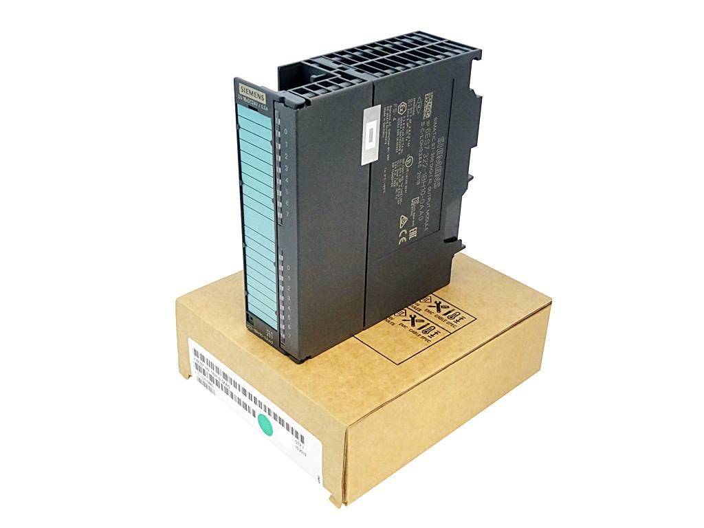 Ein schwarzes Siemens-Industrieelektronikmodul, das auf einem Kartonversandkarton steht.