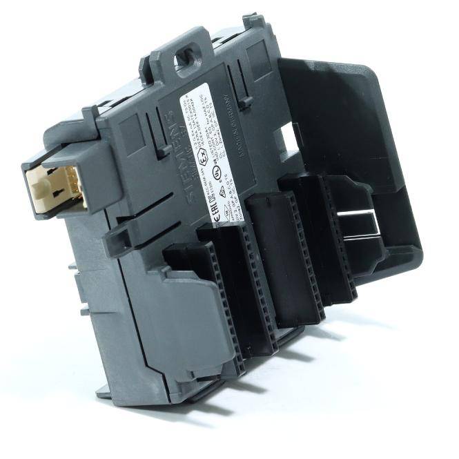 Schwarzes elektrisches Steuermodul mit mehreren Anschlüssen und einer Befestigungshalterung, isoliert auf weißem Hintergrund dargestellt.