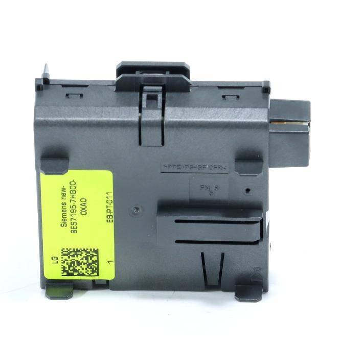 Graues elektronisches Steuermodul mit gelbem Etikett und QR-Code, auf weißem Hintergrund dargestellt.