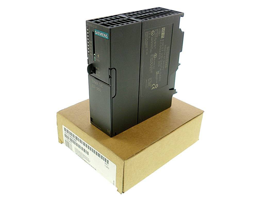 Siemens-Industriesteuermodul, das auf seiner Kartonverpackung steht, fotografiert vor einem einfachen weißen Hintergrund.