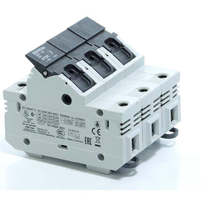 Dreipoliger elektrischer Leistungsschalter mit schwarzen Umschalthebeln und weißem Gehäuse, dargestellt in einem produktstilisierten Foto.