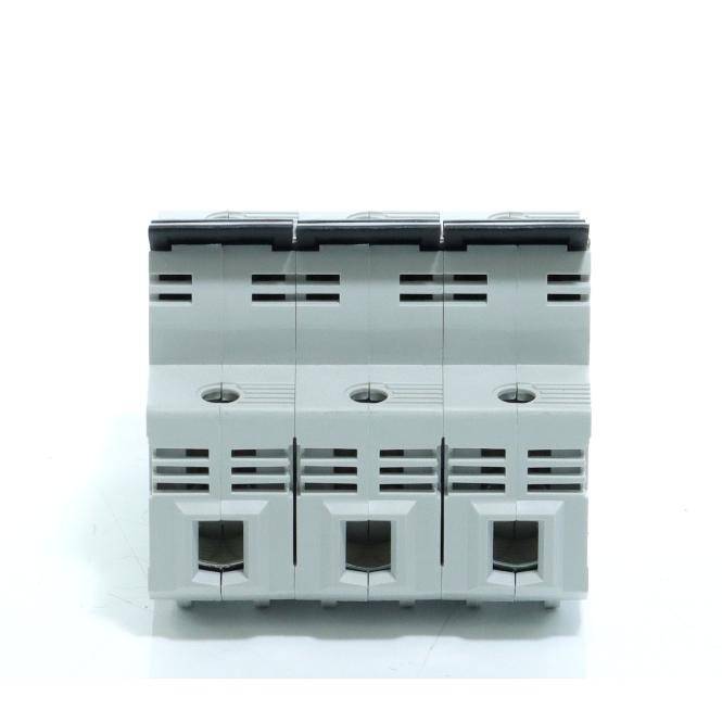 Drei graue elektrische Leistungsschaltermodule mit Lüftungsöffnungen und Schraubklemmen, von vorne auf weißem Hintergrund dargestellt.